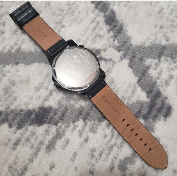 🆕️🌷Guess Leather Watch - Picture 2 of 5
